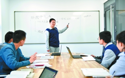 曲靖高中生办读书会学十九大精神