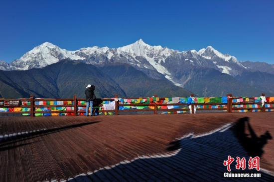 曲靖云南梅里雪山破垃圾围困之殇 12天清理垃圾150吨