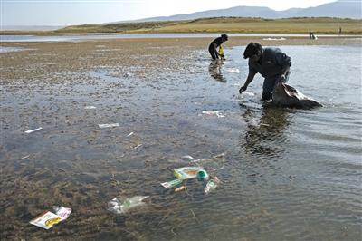 曲靖青海湖的垃圾之殇:环卫工劝阻扔垃圾常挨骂